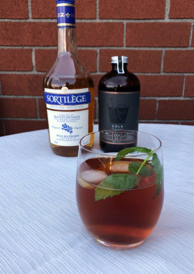 Recette de cocktail Whisky - cola avec Cola Maison de ¾ Oz. et Sortilège aux bleuets
