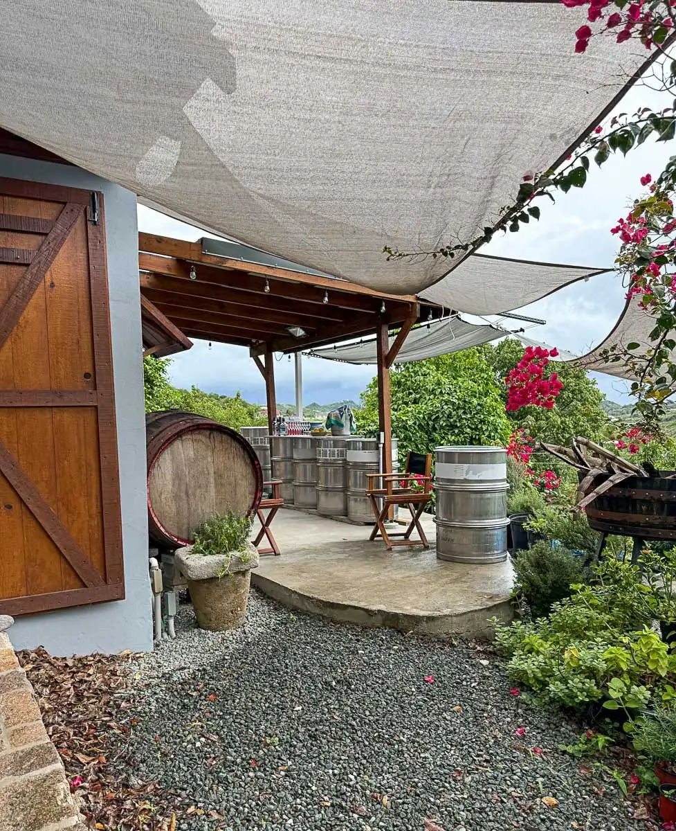 Jardin et une partie de la distillerie 