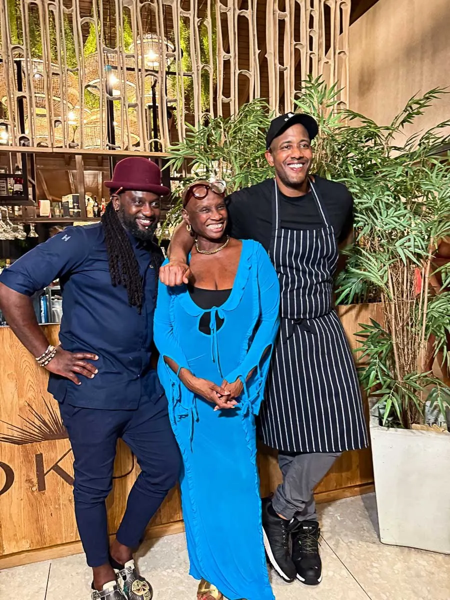 Les deux chefs du souper collaboratif au Rokuni, Kerth Gumbs et Kareem Roberts en compagnie de la cheffe Andi Oliver