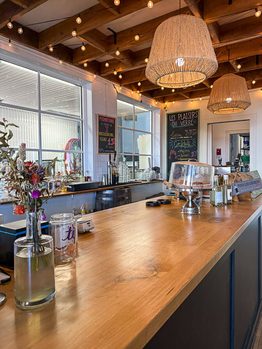 Intérieur du restaurant à la Cidrerie Equinoxe