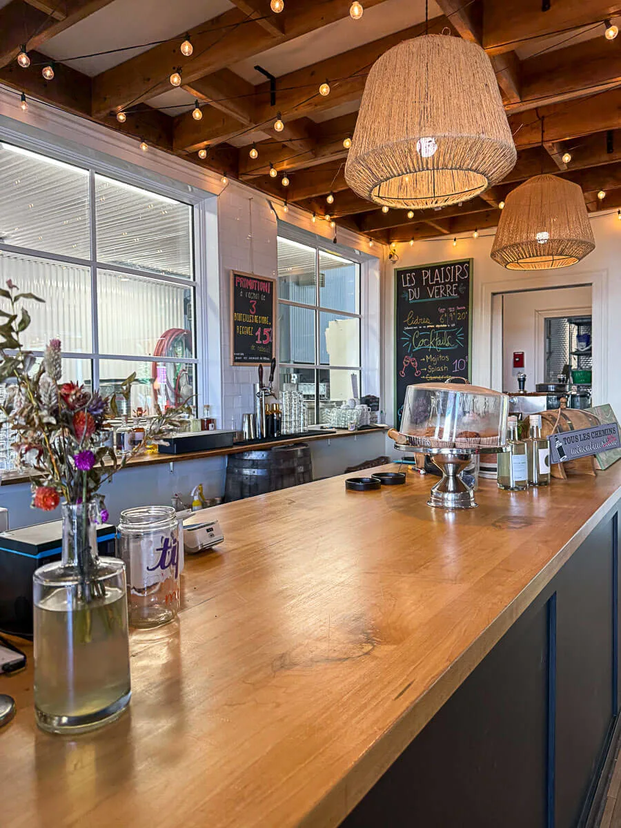 Intérieur du restaurant à la Cidrerie Equinoxe