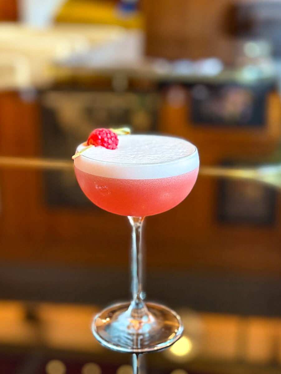 Cocktail au Commons Club du Virgin Hotels Edinburgh