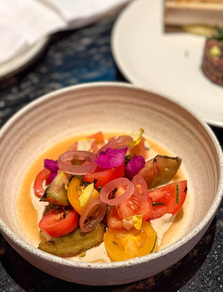 Entrée de tomates de saison - Restaurant Commons - Virgin Hotels Edinburgh