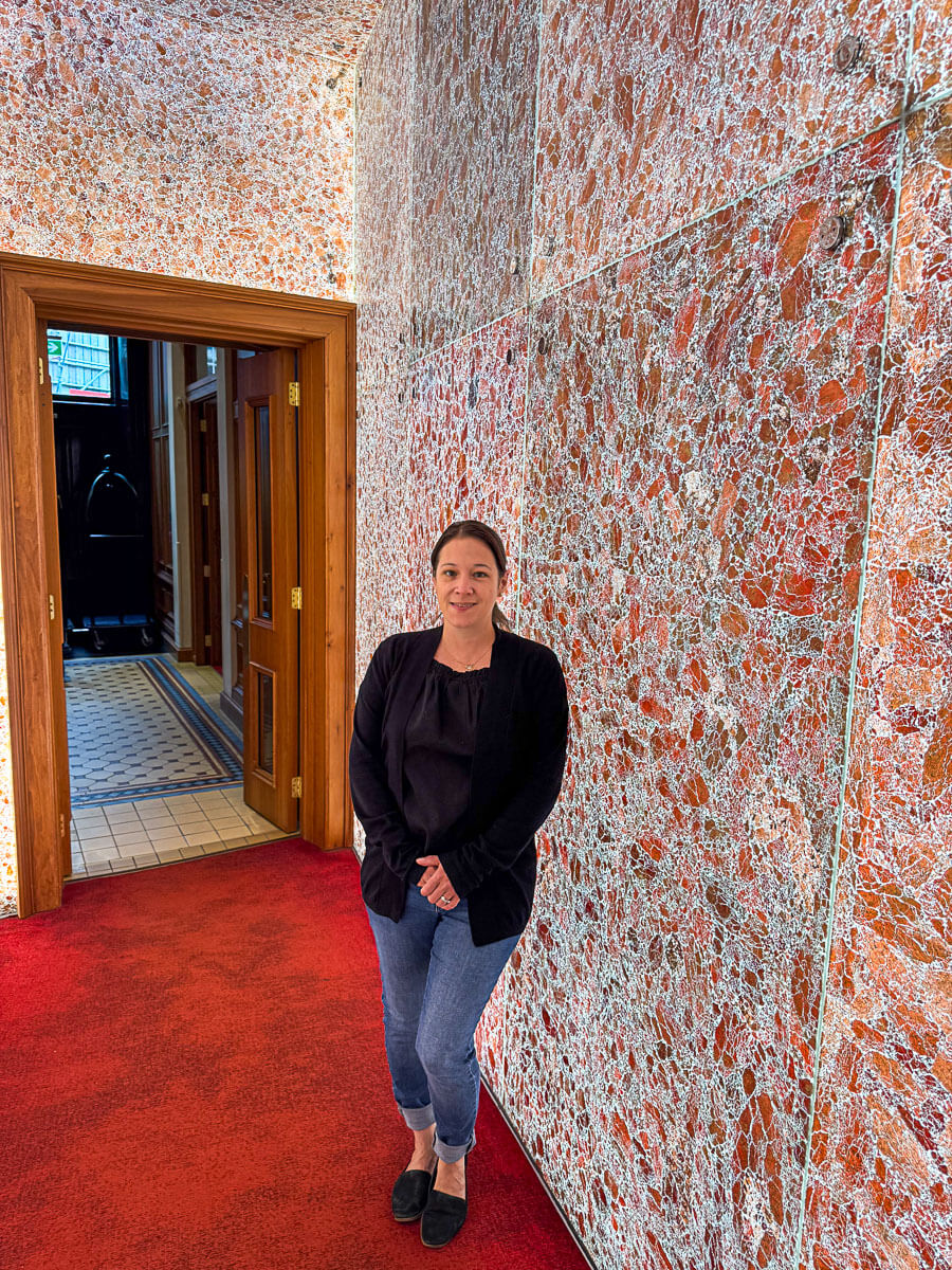 Le corridor menant à la bibliothèque et au lobby - Virgin Hotels Edinburgh