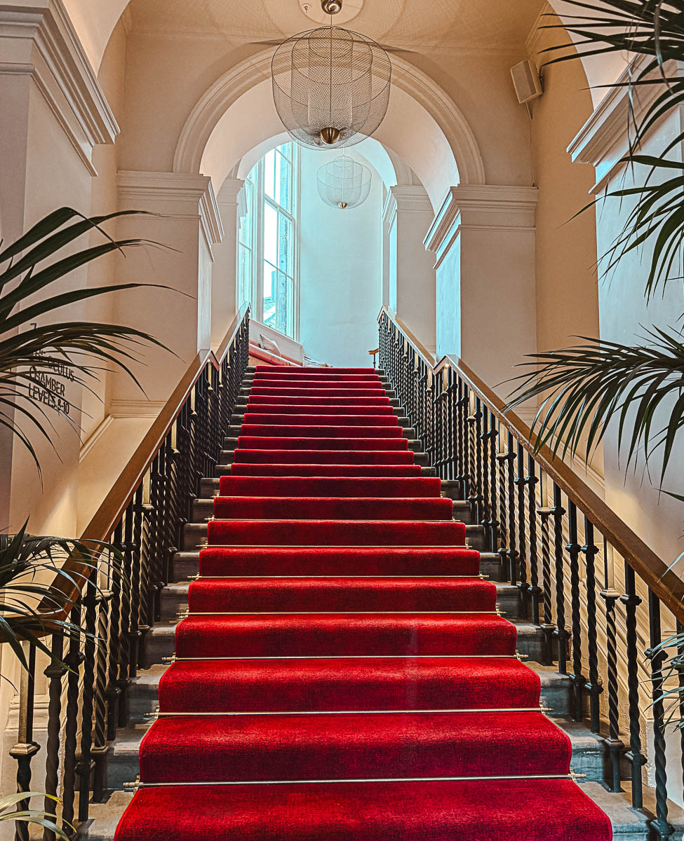 Escalier dans l'entrée de l'hôtel  Virgin Hotels Edinburgh