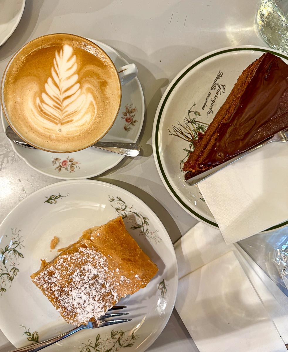 Sachetorte, apfelstrudel et café chez Vollpension