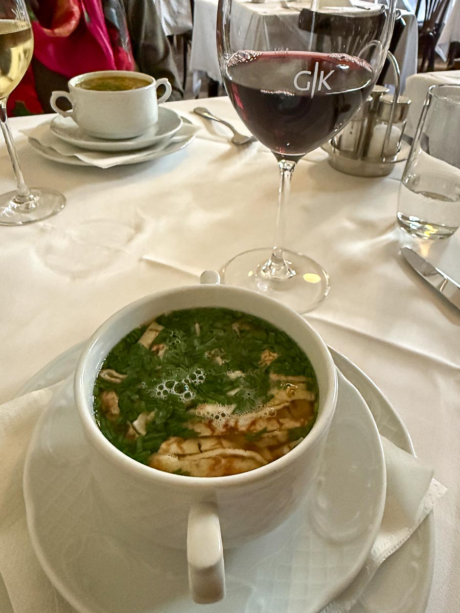 Rindsuppe mit Frittaten: soupe classique avec lanières de crêpes.