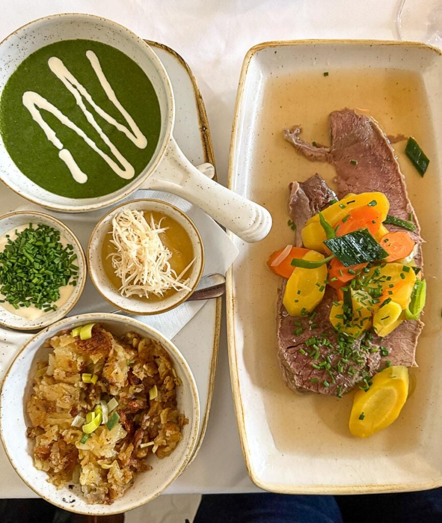 Tafelspitz: boeuf servi avec rosti, épinards à la crème, sauce aux pommes et raifort