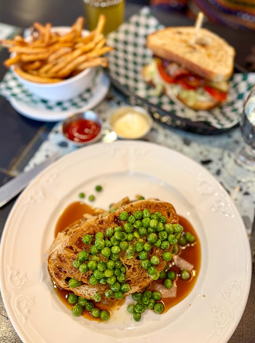 Hot chicken, frites et sandwich au poulet du Club Saint-Louis