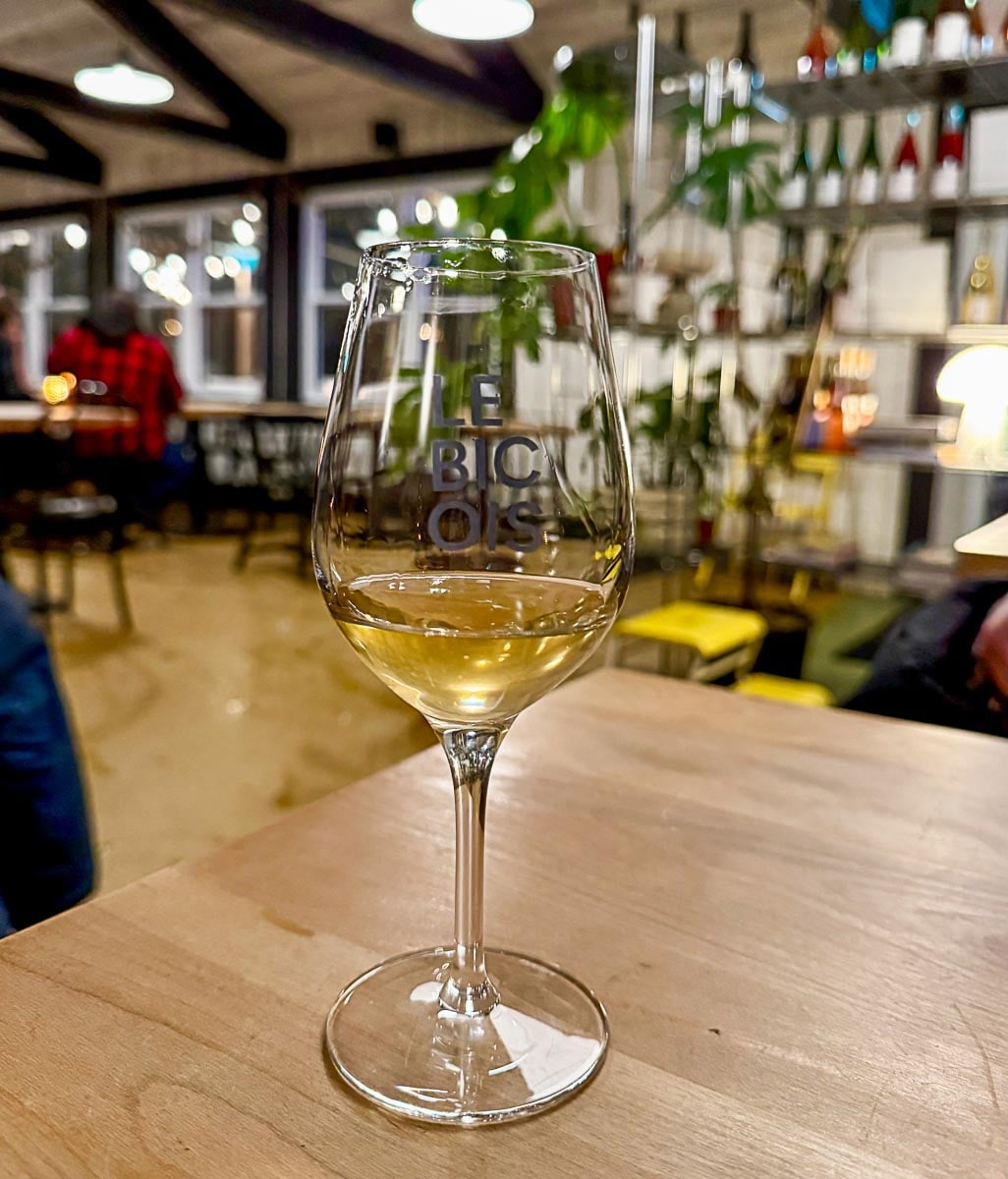 Verre de vin à la buvette du Bicois