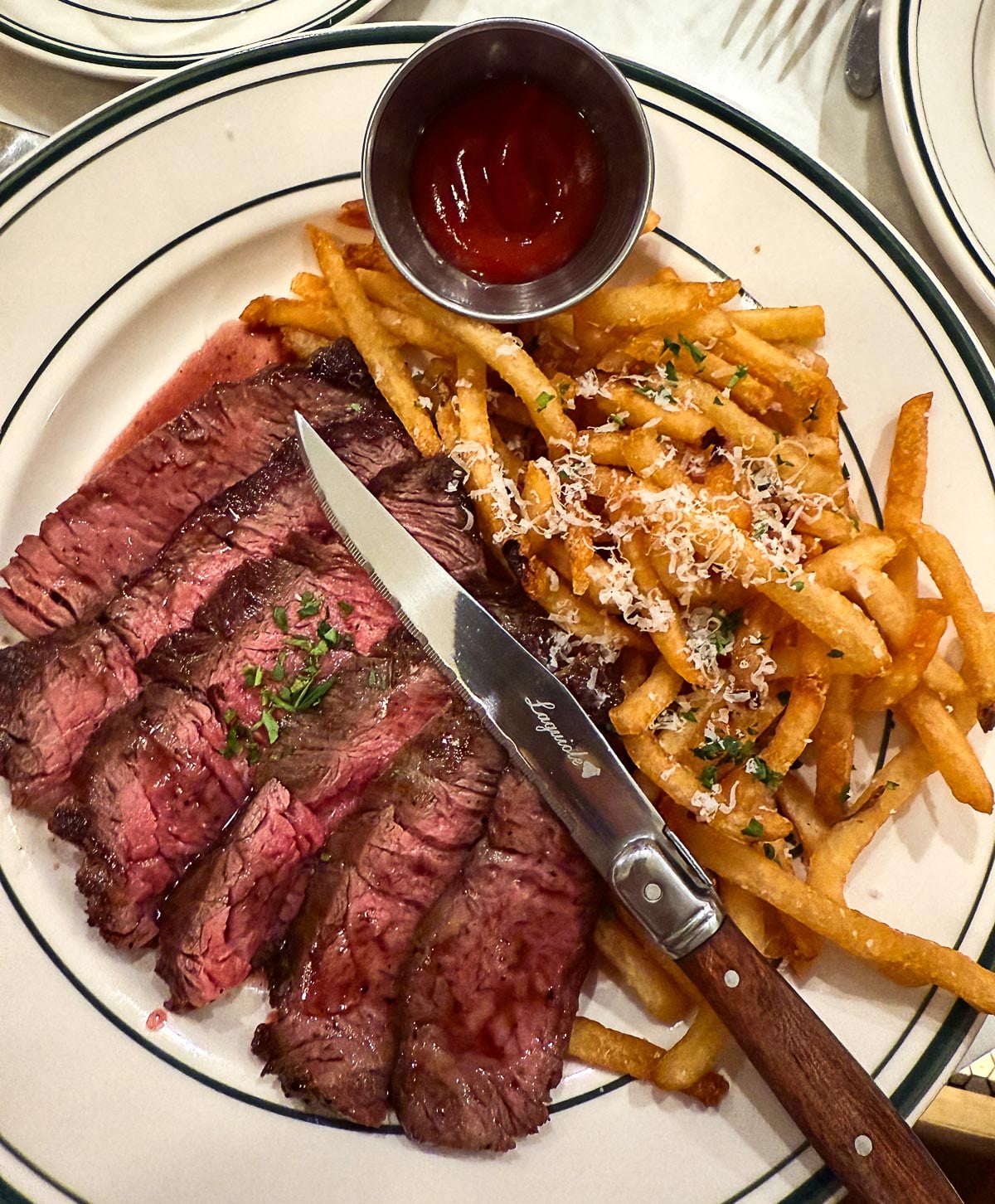 Steak frites servi chez Gâteau Ghost