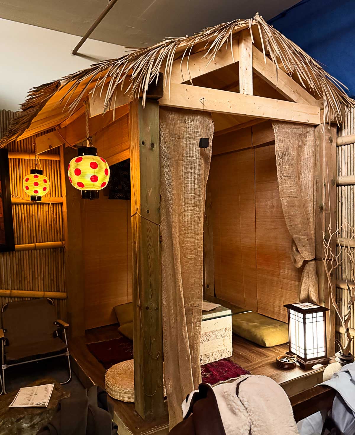 Petit salon au Rooms Coffee