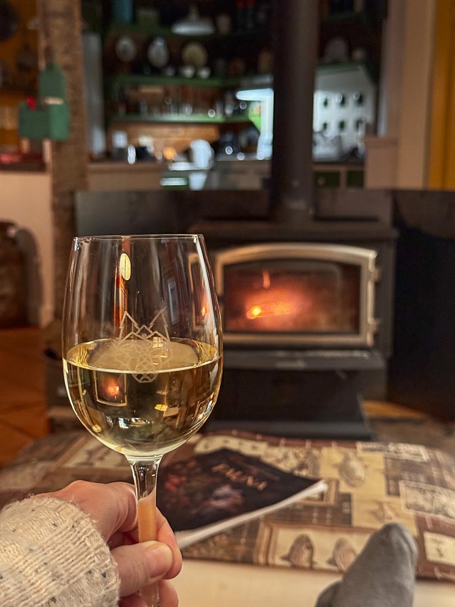 Verre de vin devant le foyer au bois
