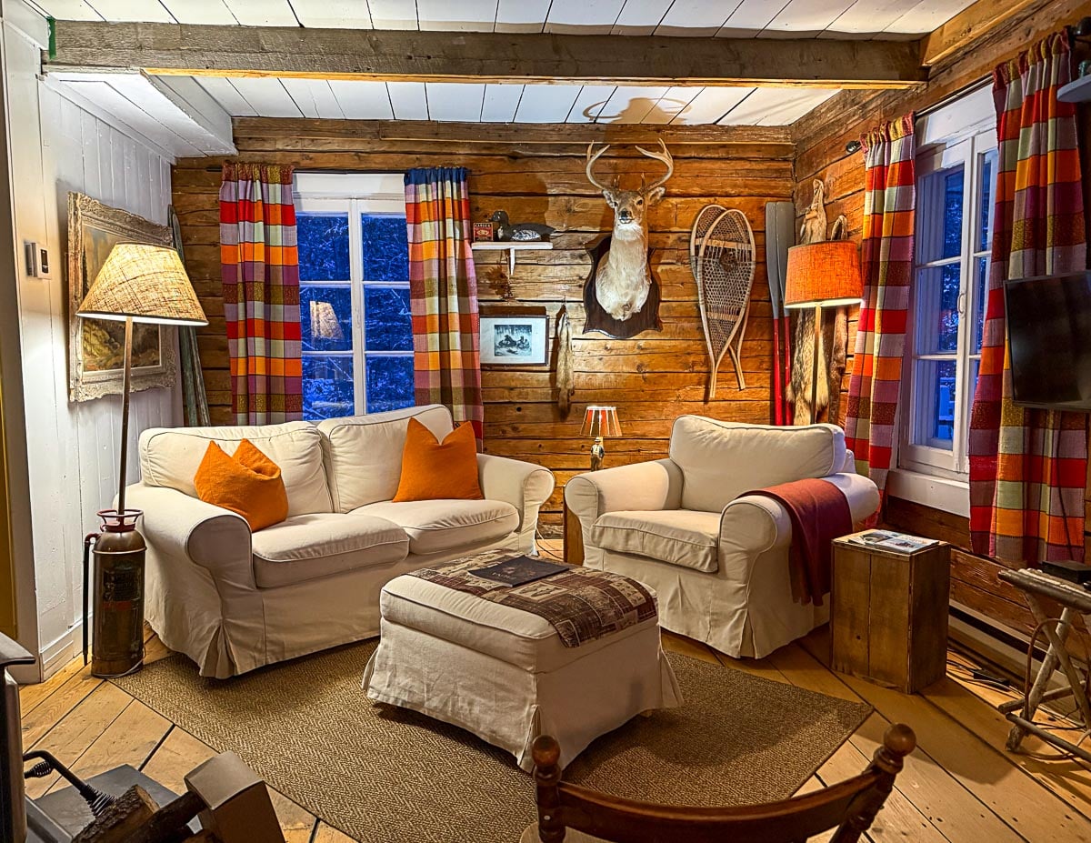 Salon d'un des chalets du Vieux-Loup-de-Mer