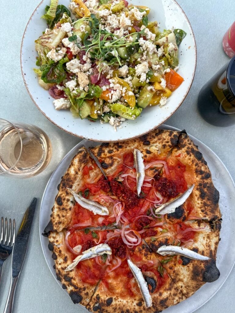 Pizza et salade Lightfoot & Wolfville