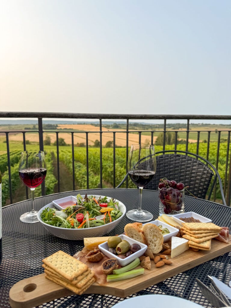 Planche de charcuterie sur la terrasse de Planter's Ridge