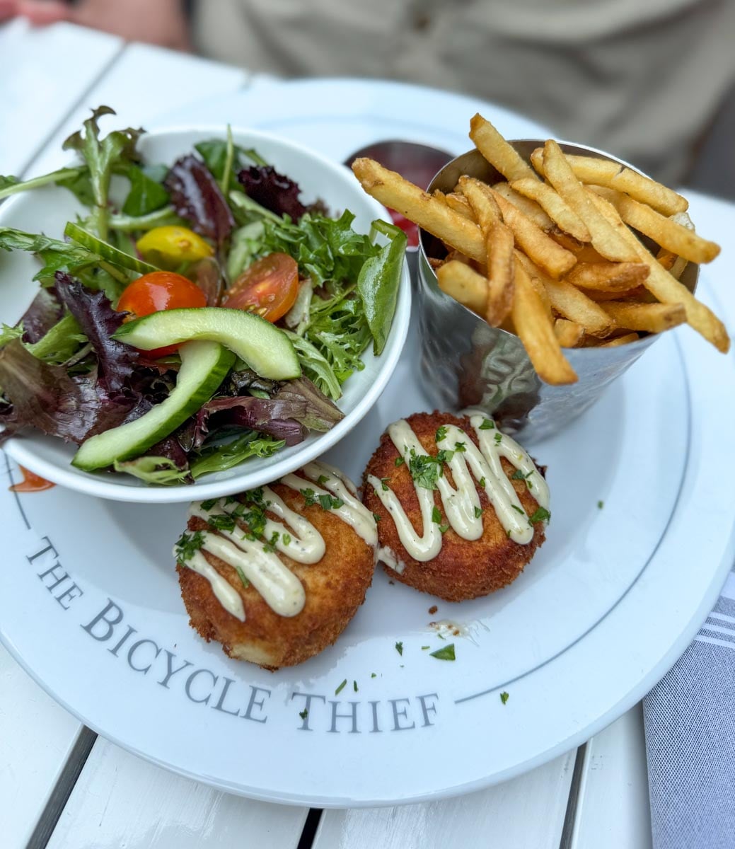 Fish cakes servis chez The Bicycle Thief