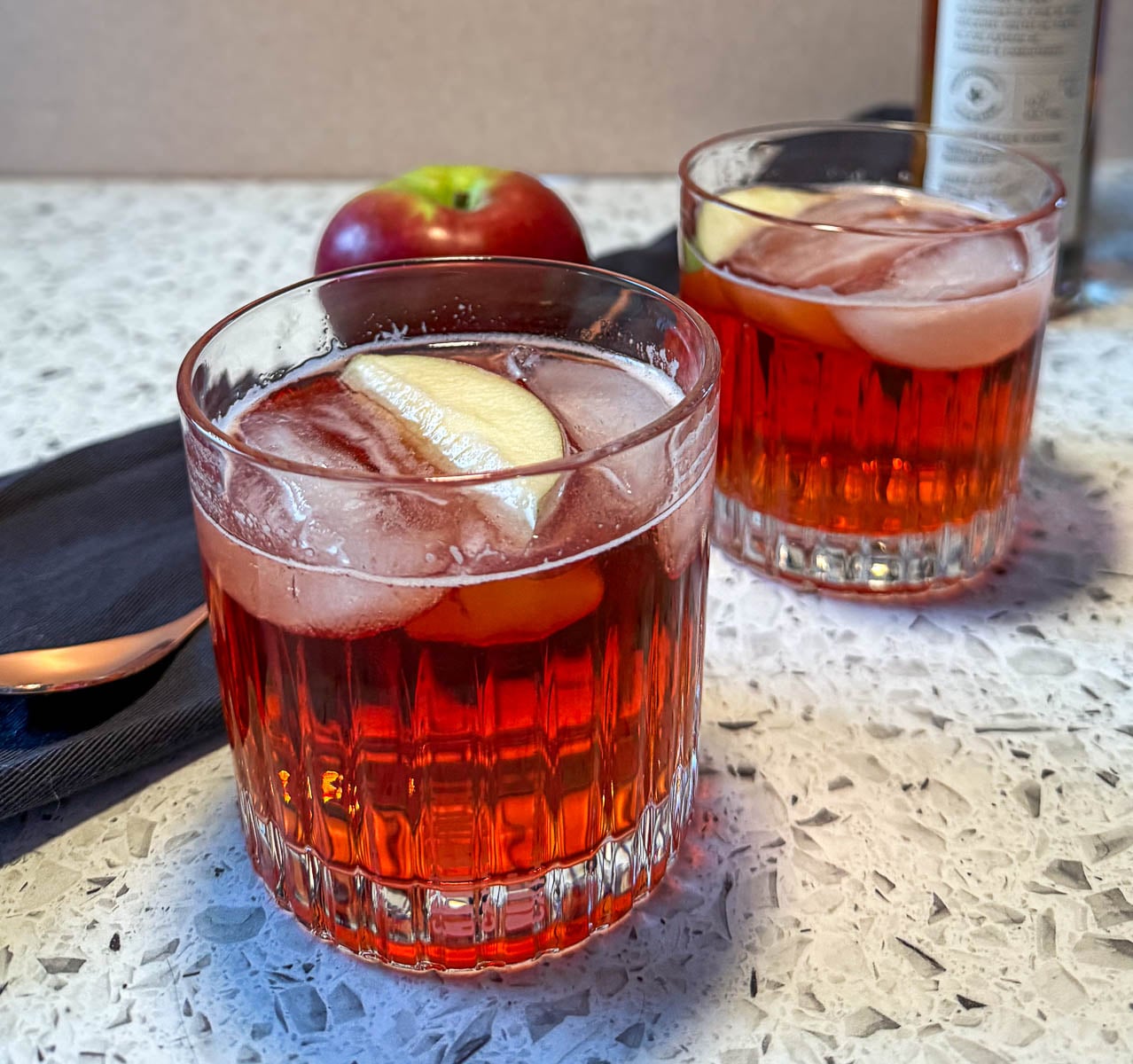 Deux verres de cocktail au cidre de glace