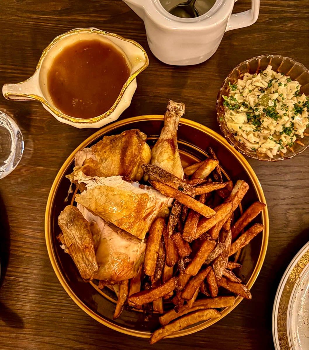 Repas de poulet rôti, sauce et salade de chou Chez Cecile
