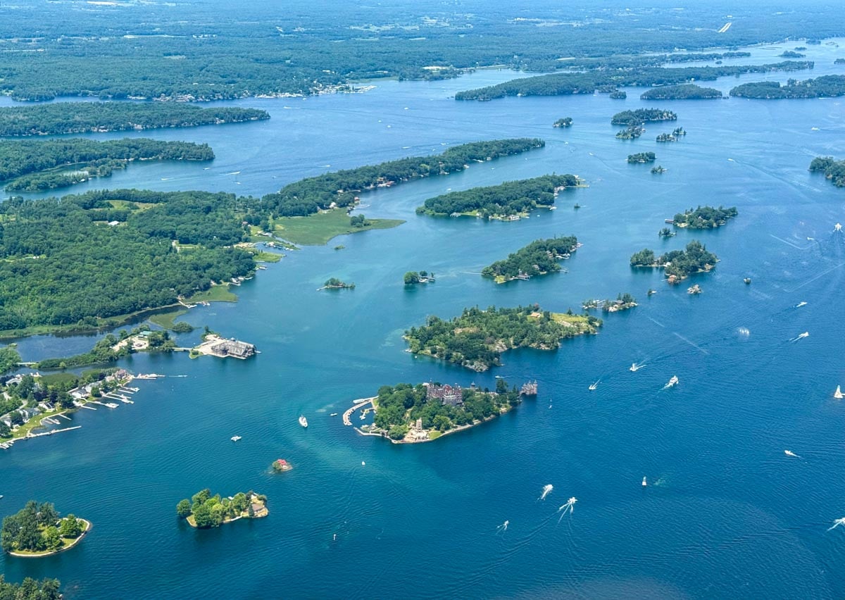 Vue de Boldt Castle de l'hélicoptère