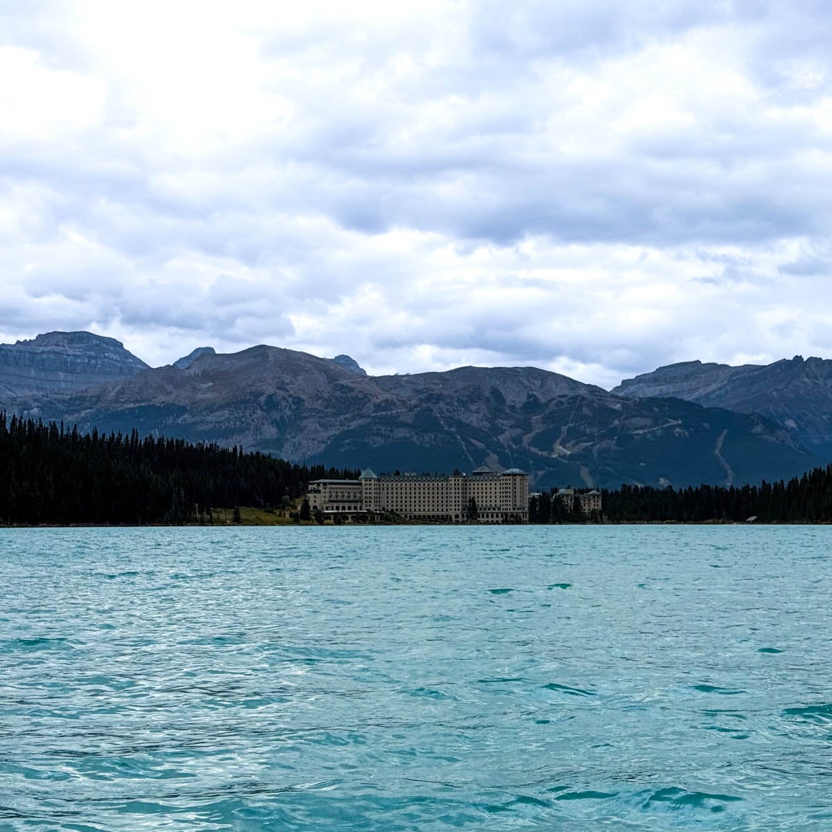 Fairmont Château Lake Louise vu du Lac Louise, Alberta