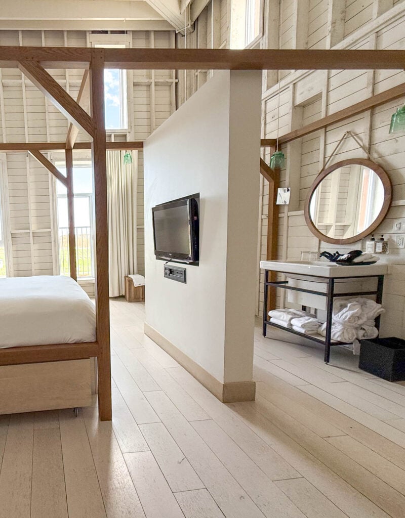 Chambre d'hôtel Le Germain à Charlevoix - coin télé et salle de bain