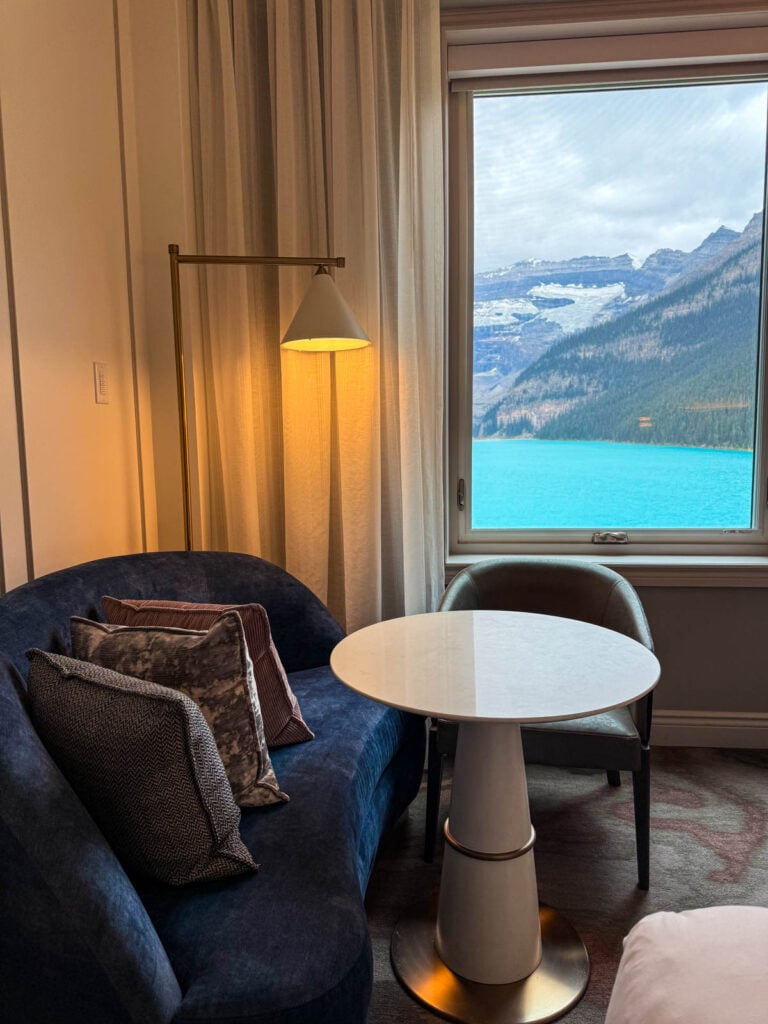 Coin salon - chambre du Fairmont Lake Louise