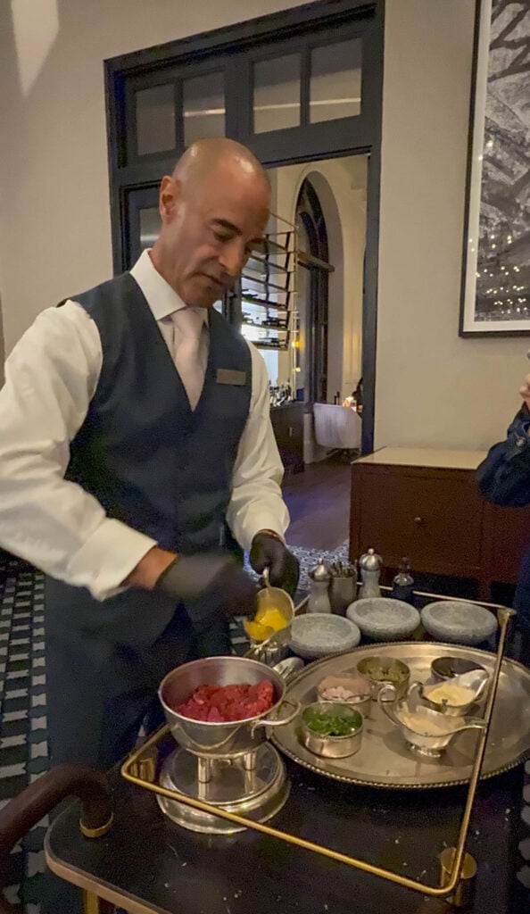 Préparation du tartare à la table - Fairmont Château Lake Louise