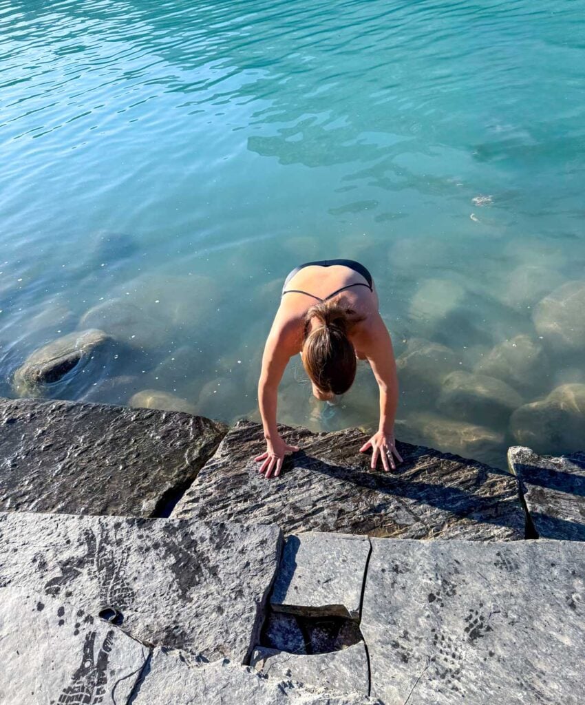 Cold Plunge dans le Lac Louise à 7 degré!