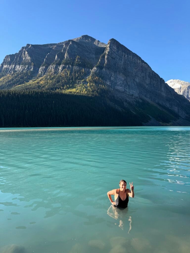 Cold Plunge dans le Lac Louise à 7 degré!