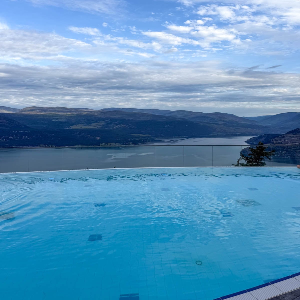 KurSpa infinity pool - Sparkling Hill Resort