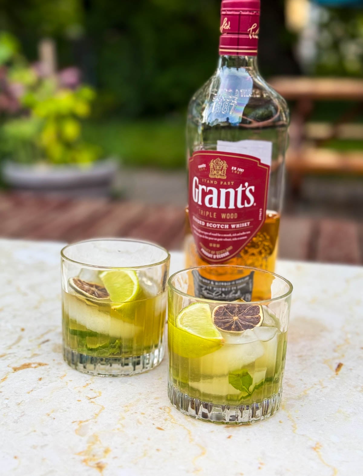 Cocktail Basil Smash (concombre, basilic et whisky Grant)