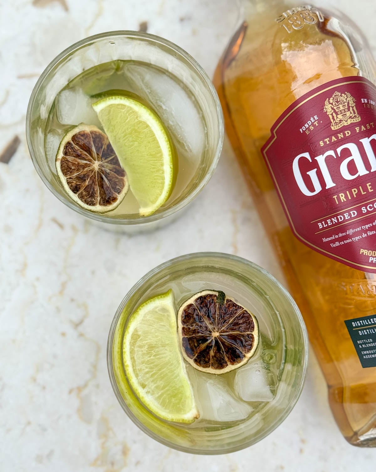 Basil Smash: 2 verres de cocktail et bouteille de whisky Grant